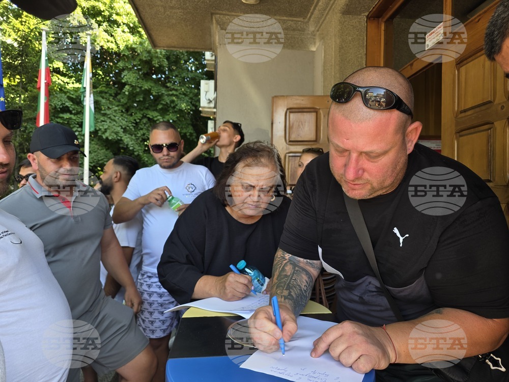 Павликени - мирен протест в подкрепа на 26-годишен мъж, пострадал при падане от влак в Германия