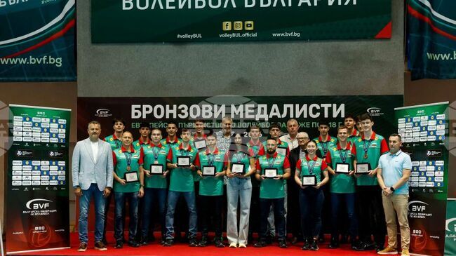 Волейболните национали на България до 18 години бяха посрещнати официално след третото място на Европейското първенство в Италия