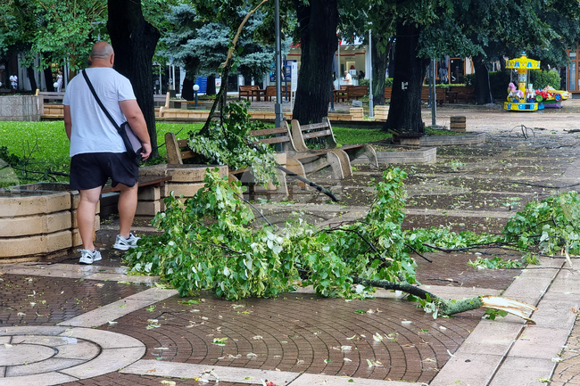 Пострадали от бурята в Ямбол две жени са приети в спешното отделение на областната болница
