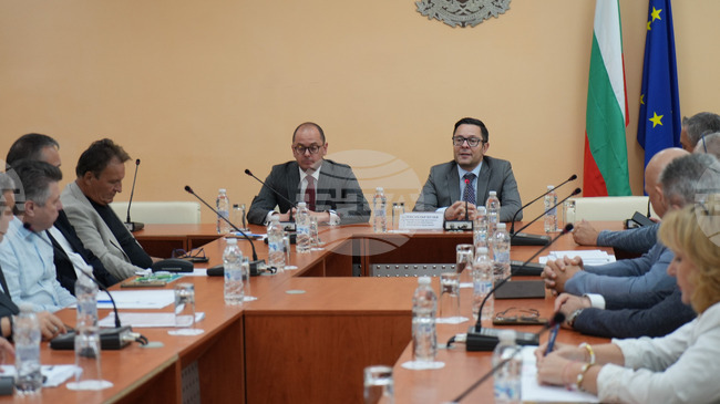 Индустриалните зони са ключов елемент от цялостната визия на правителството за ускорено икономическо развитие, каза вицепремиерът Александър Пулев