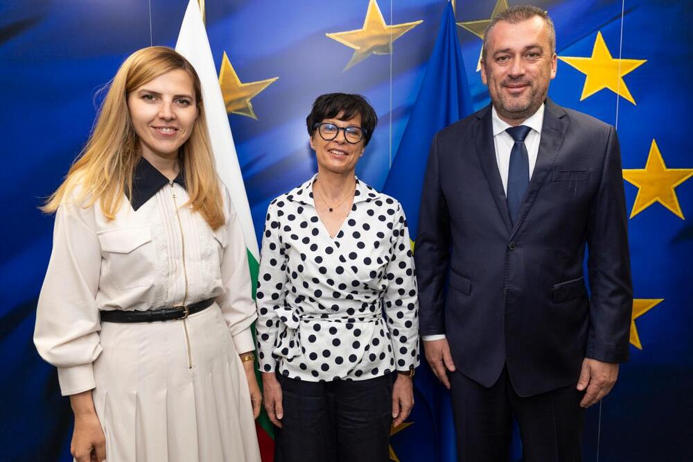 Bulgaria's Foreign, Transport Ministers Discuss Connectivity with EU Commissioner for Enlargement