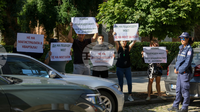 Жители на кв. „Овча Купел“ протестират пред Столичния общински съвет срещу изграждането на транспортен мост над река Владайска 