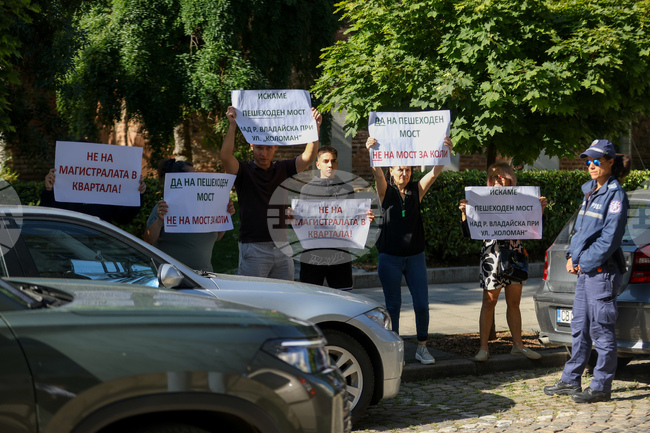 Жители на кв. „Овча Купел“ протестират пред Столичния общински съвет срещу изграждането на транспортен мост над река Владайска 