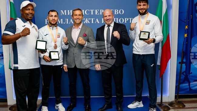Министърът на младежта и спорта Енчо Керязов връчи почетни плакети на българските боксьори за отличното им представяне на Световната купа в Китай