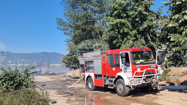 Пожарникари от Чирпан и Пазарджик са участвали в гасенето на пожара в района на бившия завод „Химик“ на изхода на Асеновград 