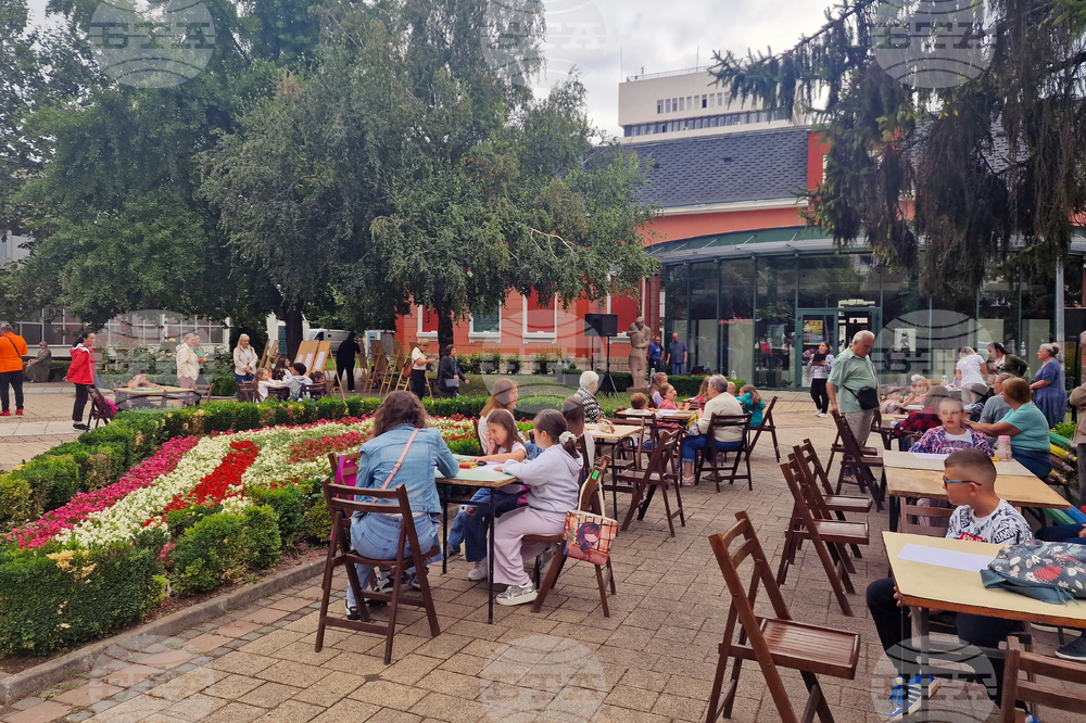 Деца пресъздадоха в рисунки празничната атмосфера на Панаира на киселото мляко в Разград