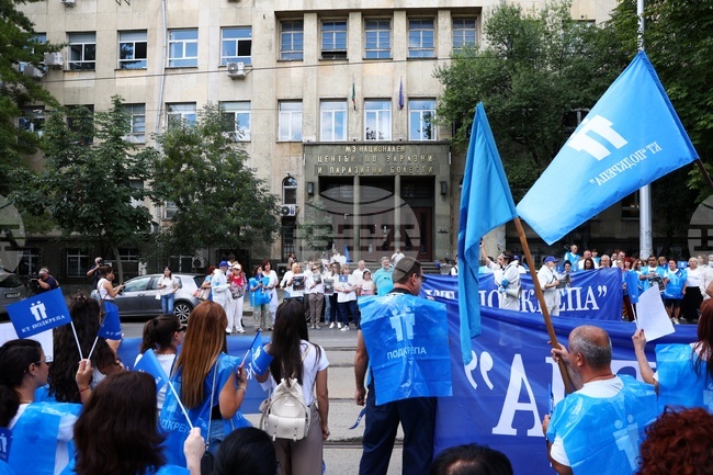 Employees of Medicine Maker BulBio Hold Protest Demanding Company Stabilization