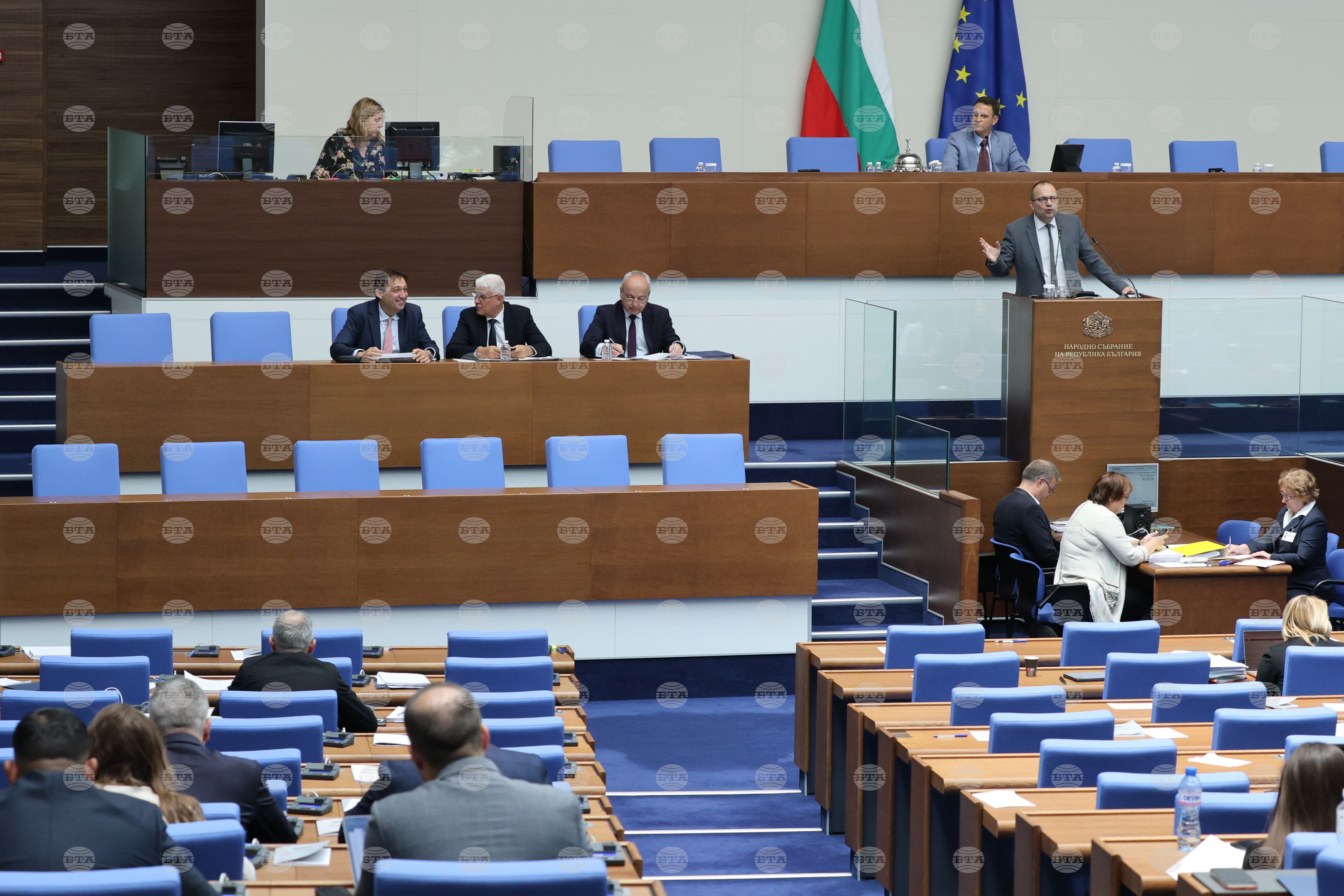 След два дни на дебати и гласуване парламентът прие окончателно държавния бюджет за 2026 г. с дефицит от 5,7%, замразена минимална заплата и възможност за нов дълг