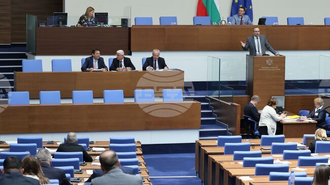 След два дни на дебати и гласуване парламентът прие окончателно държавния бюджет за 2026 г. с дефицит от 5,7%, замразена минимална заплата и възможност за нов дълг