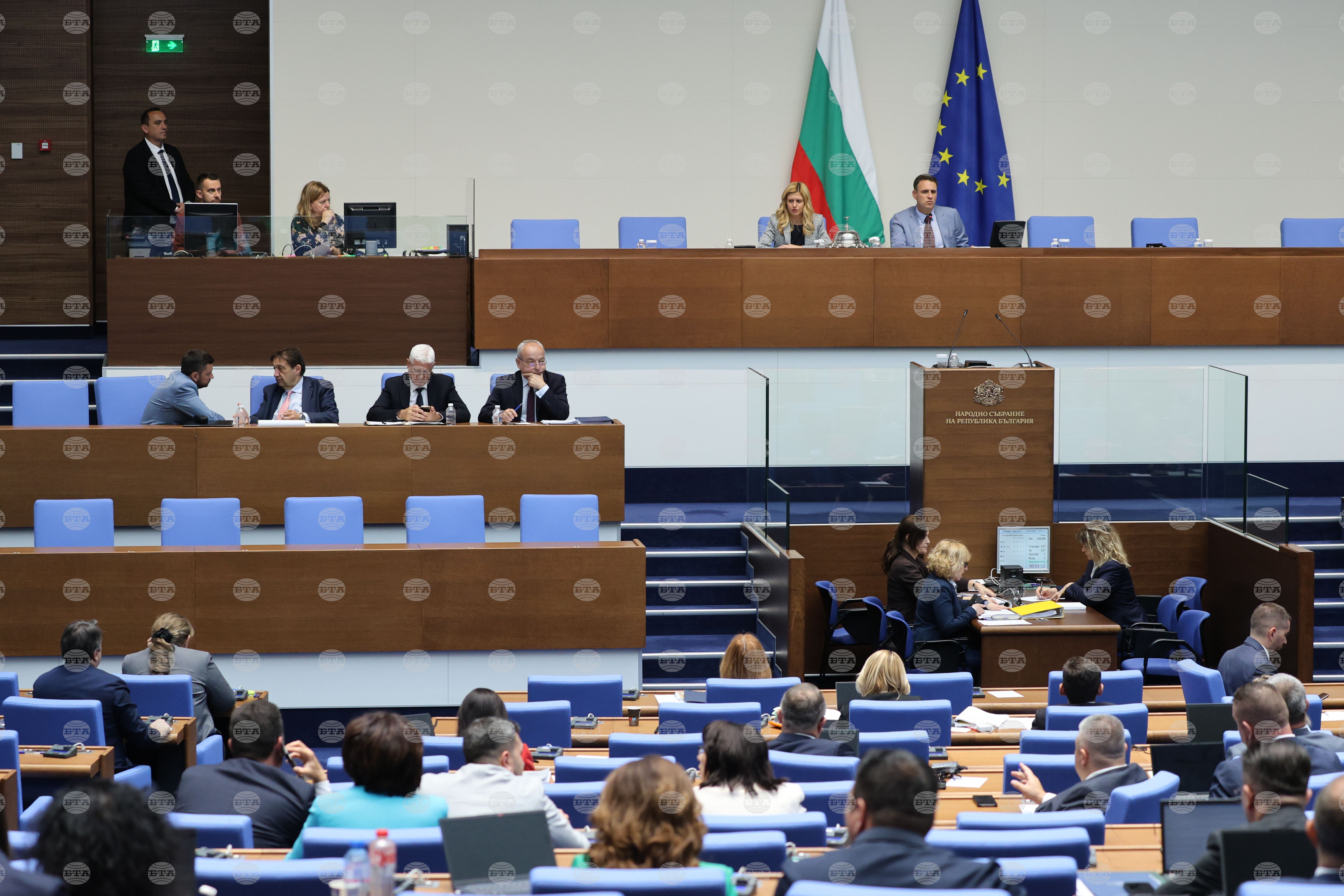 Парламентът удължи заседанието си до приключване на разискванията по законопроекта за държавния бюджет за 2026 г., гласуването ще е утре