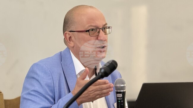 Проф. Димитър Симеонов представи ново помагало по география за българските училища в чужбина