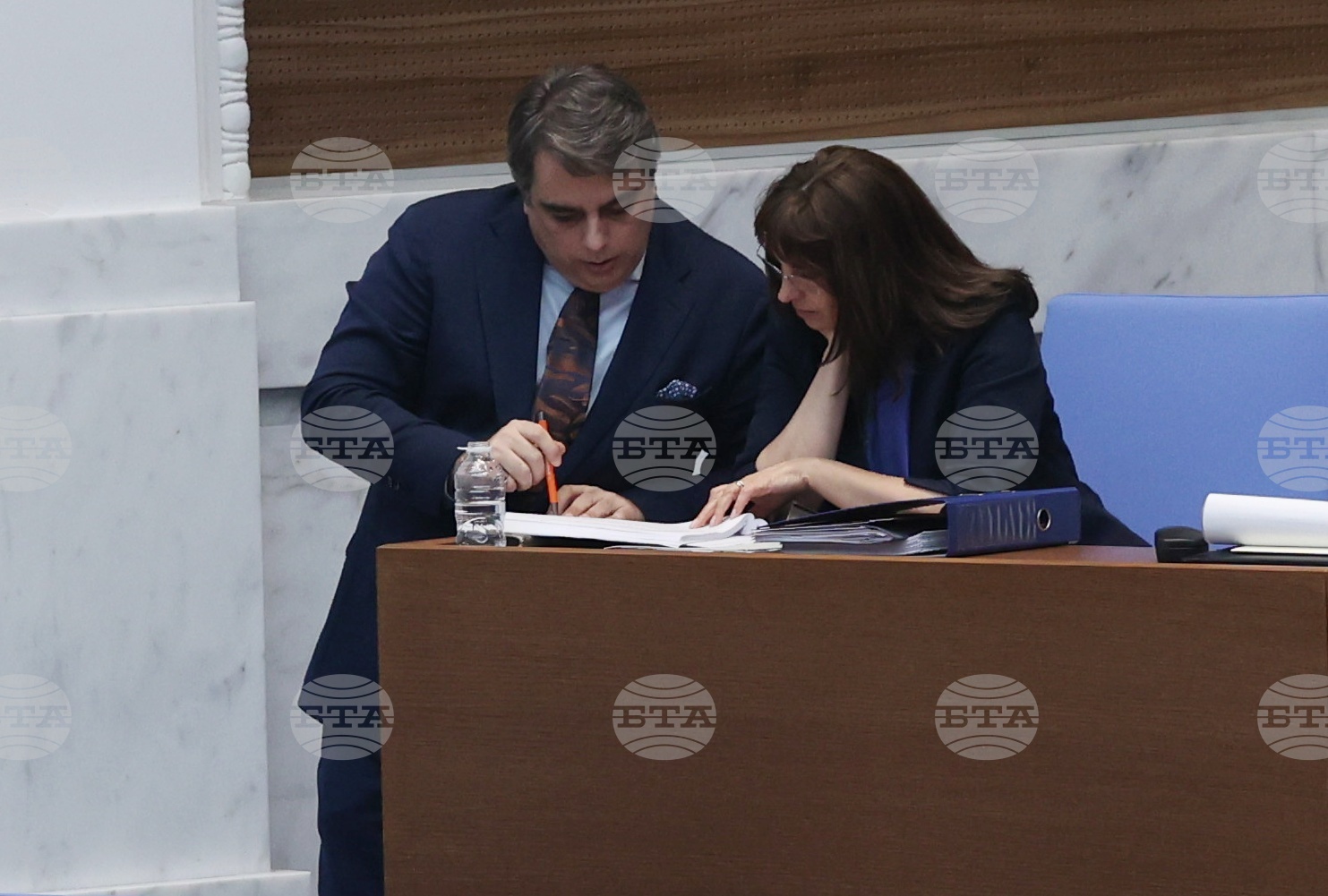 Въвеждането на почасово изчисляване на трудовия стаж и увеличението на тол таксите бяха акценти в дебата по проектобюджета на държавата за 2026 г.