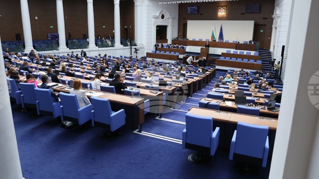 Парламентът удължи заседанието си 