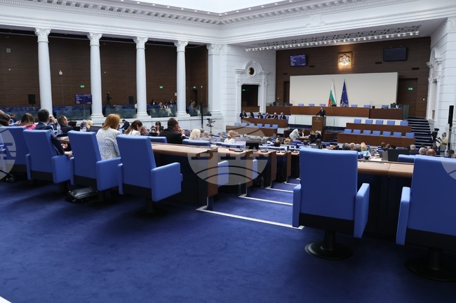 MPs Approve EUR 620 Minimum Wage Freeze for State Employees, Authorize Up to EUR 10.1 Billion in New Debt for 2026