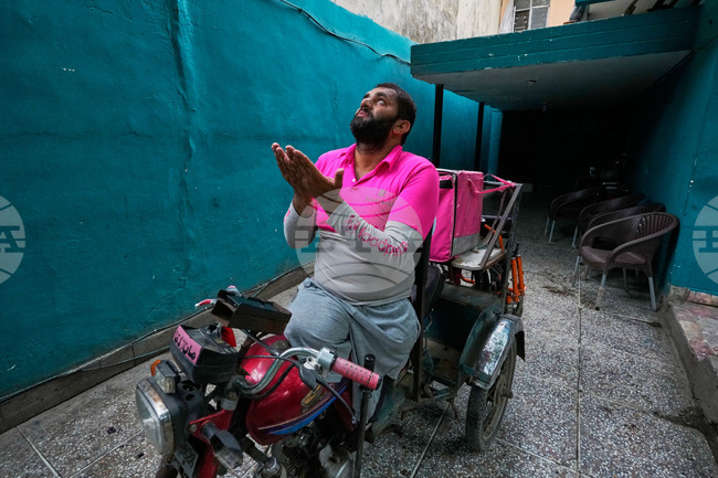 APTOPIX Pakistan Food Delivery Photo Gallery