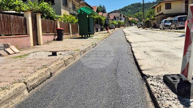 Започна асфалтирането на улиците след реконструкцията на водопроводната мрежа в Тетевен