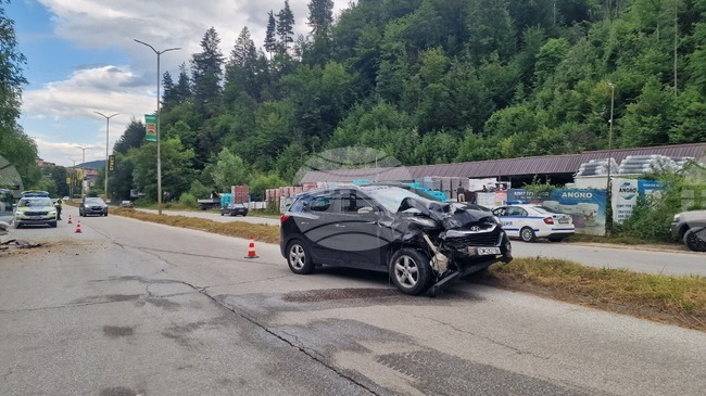 Катастрофа между два автомобила затруднява движението по обходния път в Смолян