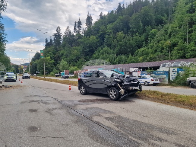 Катастрофа между два автомобила затруднява движението по обходния път в Смолян