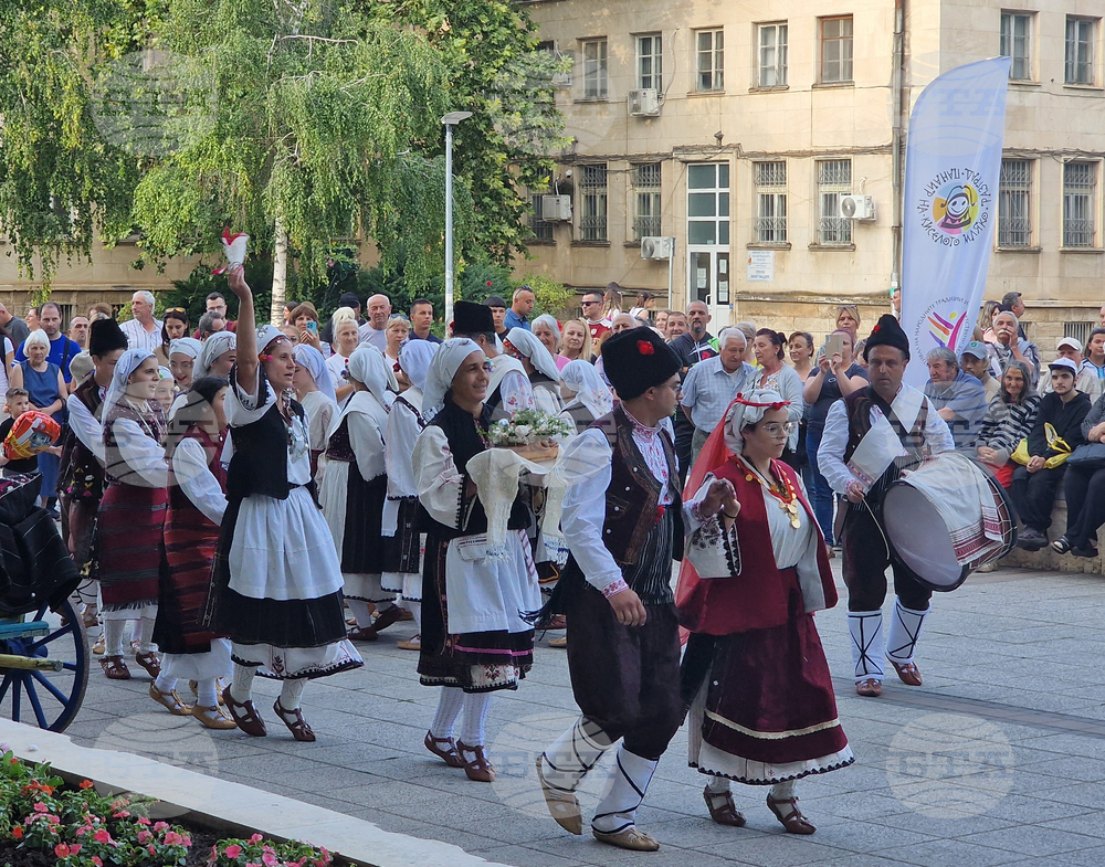 Разград - Панаир на киселото мляко - открита сцена - дефиле