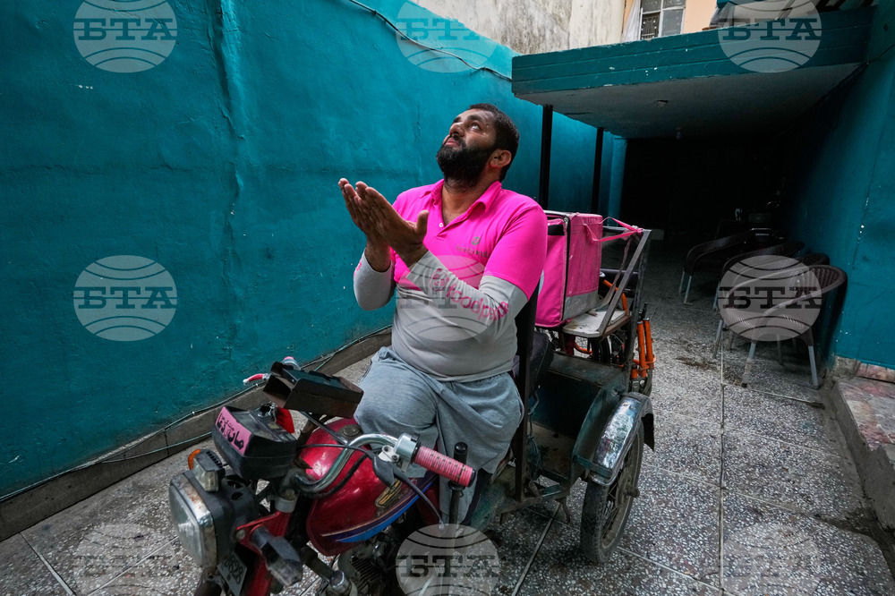 APTOPIX Pakistan Food Delivery Photo Gallery
