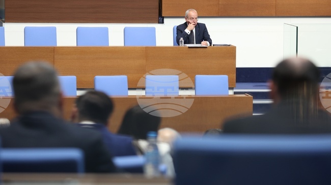 Депутатите приеха окончателно минималната заплата да остане 620 евро и да бъде поет нов държавен дълг до 10,1 млрд. евро за 2026 г. 