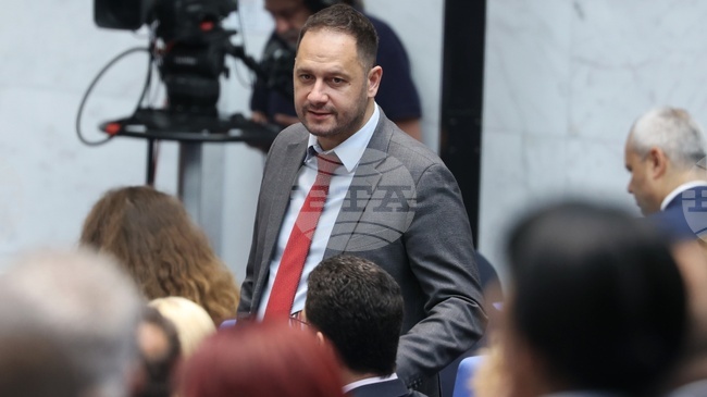 Депутатите ще работят с удължено работно време днес в пленарната заа