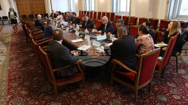 Втори стълб на здравното осигуряване, под контрола на държавата, е възможно решение за намаляване на доплащането от пациентите, каза Здравко Шушков