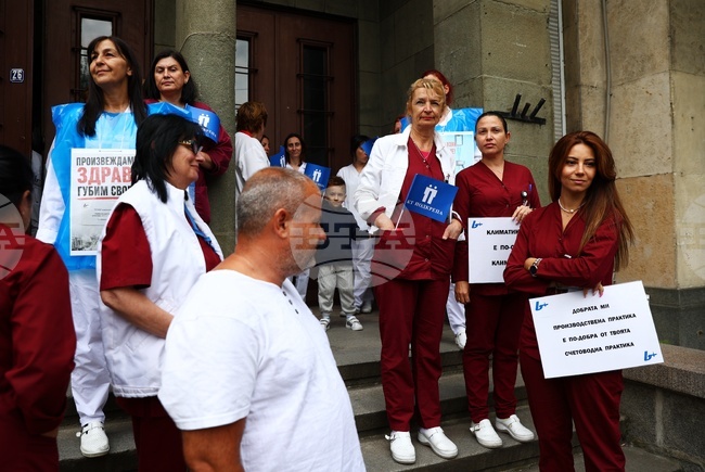Служители в държавното дружество „Бул Био“ излязоха на протест заради загубите му и условията на труд