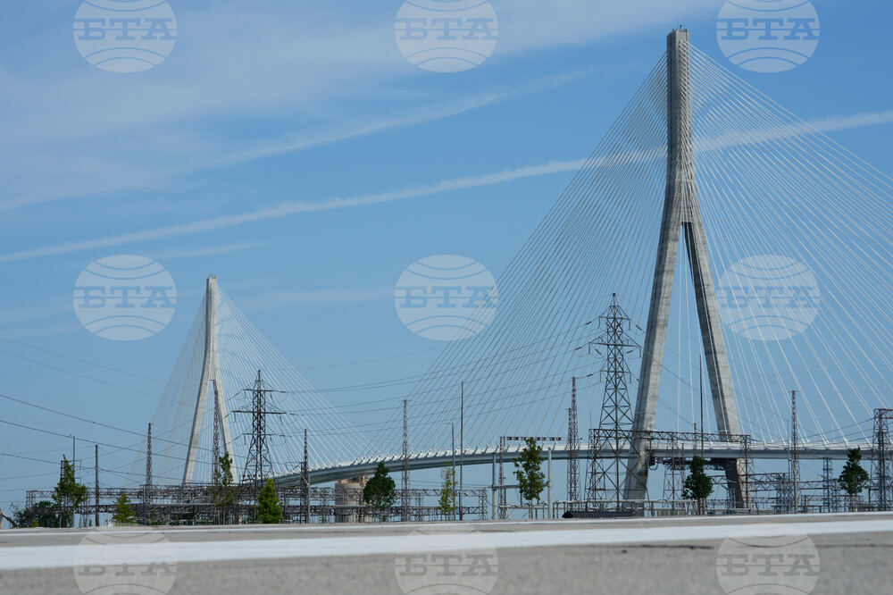 US Canada Detroit Bridge