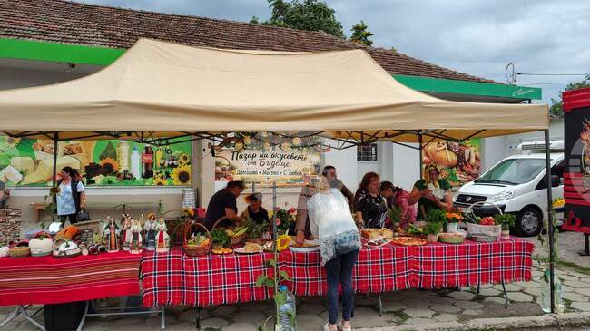 Благотворителен „Пазар на вкусовете“ за набиране на средства за ремонт на църквата „Св. Пророк Илия“ се състоя в старозагорското село Бъдеще