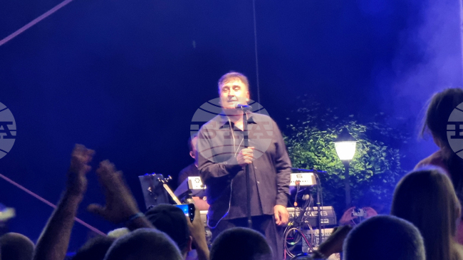 Веселин Маринов изнесе концерт на плажа в Албена като част от юбилейното си турне