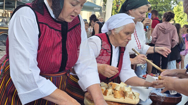 Вкусни бански гозби демонстрират местни жени в културните вечери „Традиции и изкуство“ в планинския град