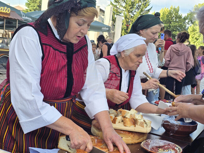 Вкусни бански гозби демонстрират местни жени в културните вечери „Традиции и изкуство“ в планинския град