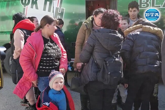 Автобусът на ФК Пирин Благоевград се завърна от хуманитарна мисия в Украйна с тридесет бежанци