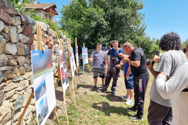 Изложбата „Огънят премина, паметта остана" припомня за големия пожар в Трънско отпреди година