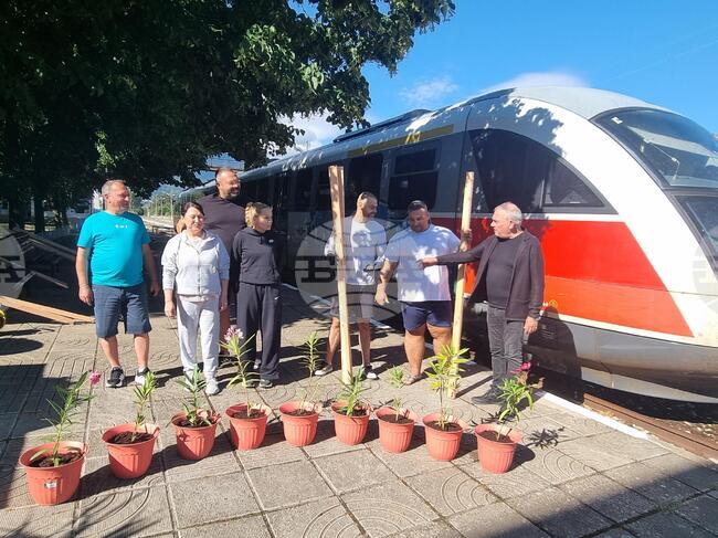 Представители на бизнеса, областната и общинската администрация обновиха градинката пред жп гарата в Кюстендил