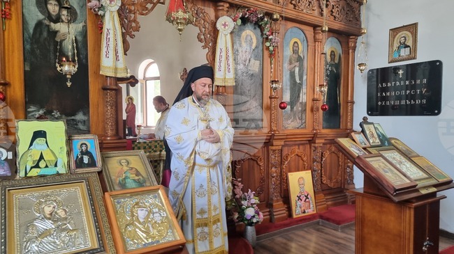 Вярващите трябва да се молят за децата и за бъдещите поколения, каза архимандрит Филип в храм "Св. Климент Охридски" в Добрич