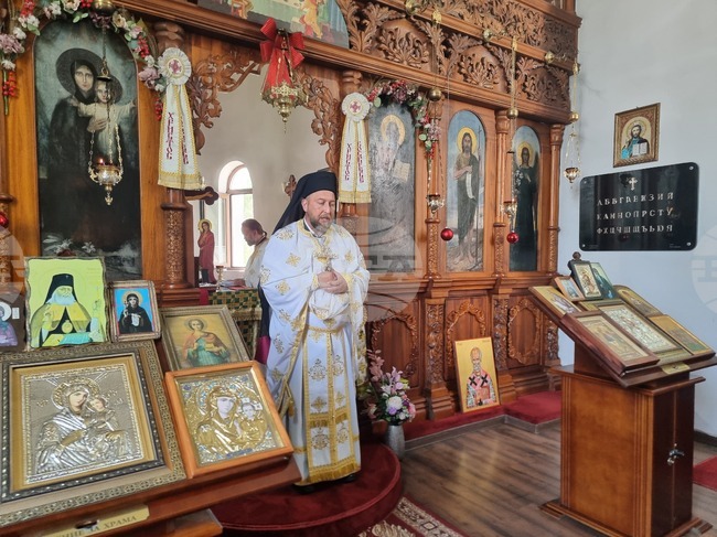 Вярващите трябва да се молят за децата и за бъдещите поколения, каза архимандрит Филип в храм "Св. Климент Охридски" в Добрич