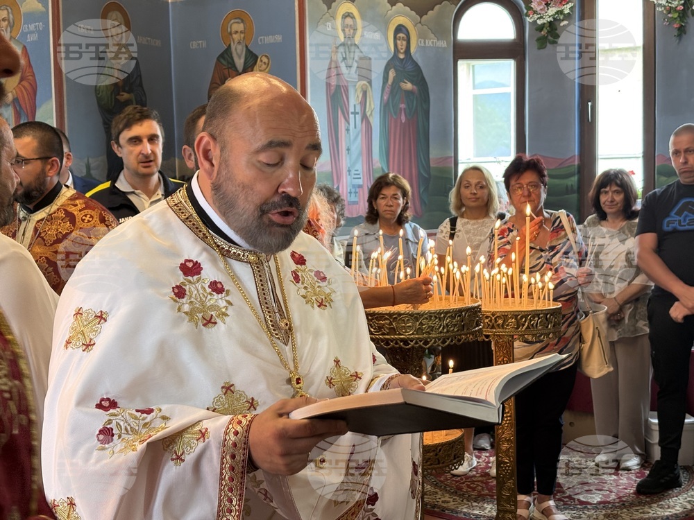 Самоков - храм „Свети Панталеймон“ - празник - литургия