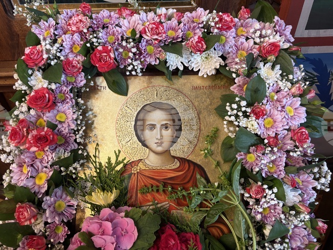 Паметта на свети великомъченик Пантелеймон и на свети Седмочисленици беше почетена в православните храмове в страната