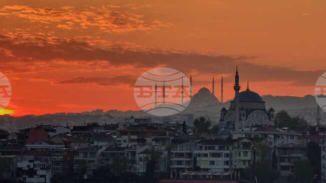 Двама румънци са били ранени при въоръжено нападение на площад "Таксим" в Истанбул; няма опасност за живота им, съобщи външният министър