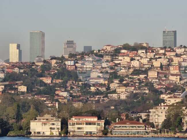 Близо 20 души са пострадали при земетресението от пета степен в Истанбул вчера