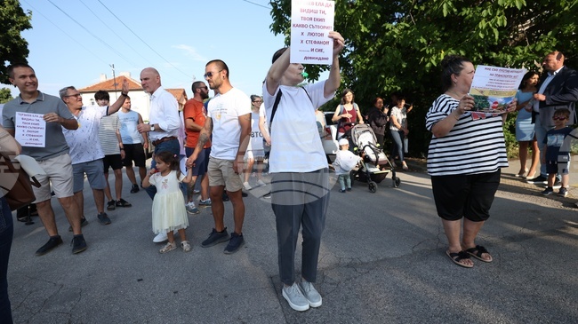 Жители на столичния квартал "Овча Кучел" излязоха на протест срещу изграждането на транспортен мост над река Владайска