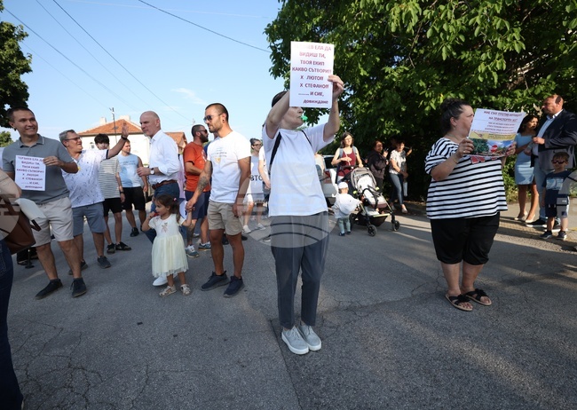 Жители на столичния квартал "Овча Купел" излязоха на протест срещу изграждането на транспортен мост над река Владайска