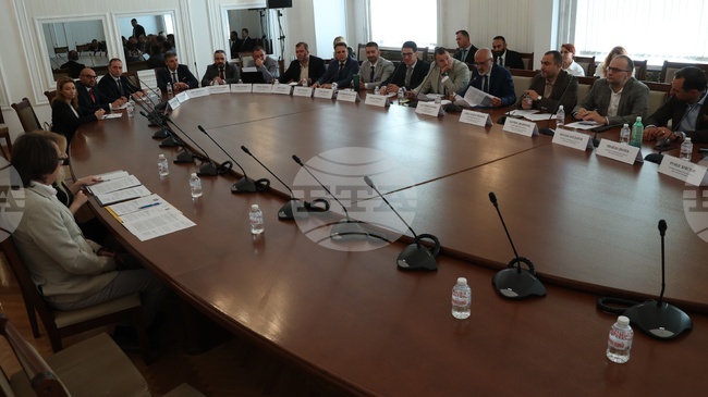 Комисията по икономическа политика към НС подкрепи на първо четене промени в закона за дейностите с нефт и нефтопродукти, свързани с особения управител
