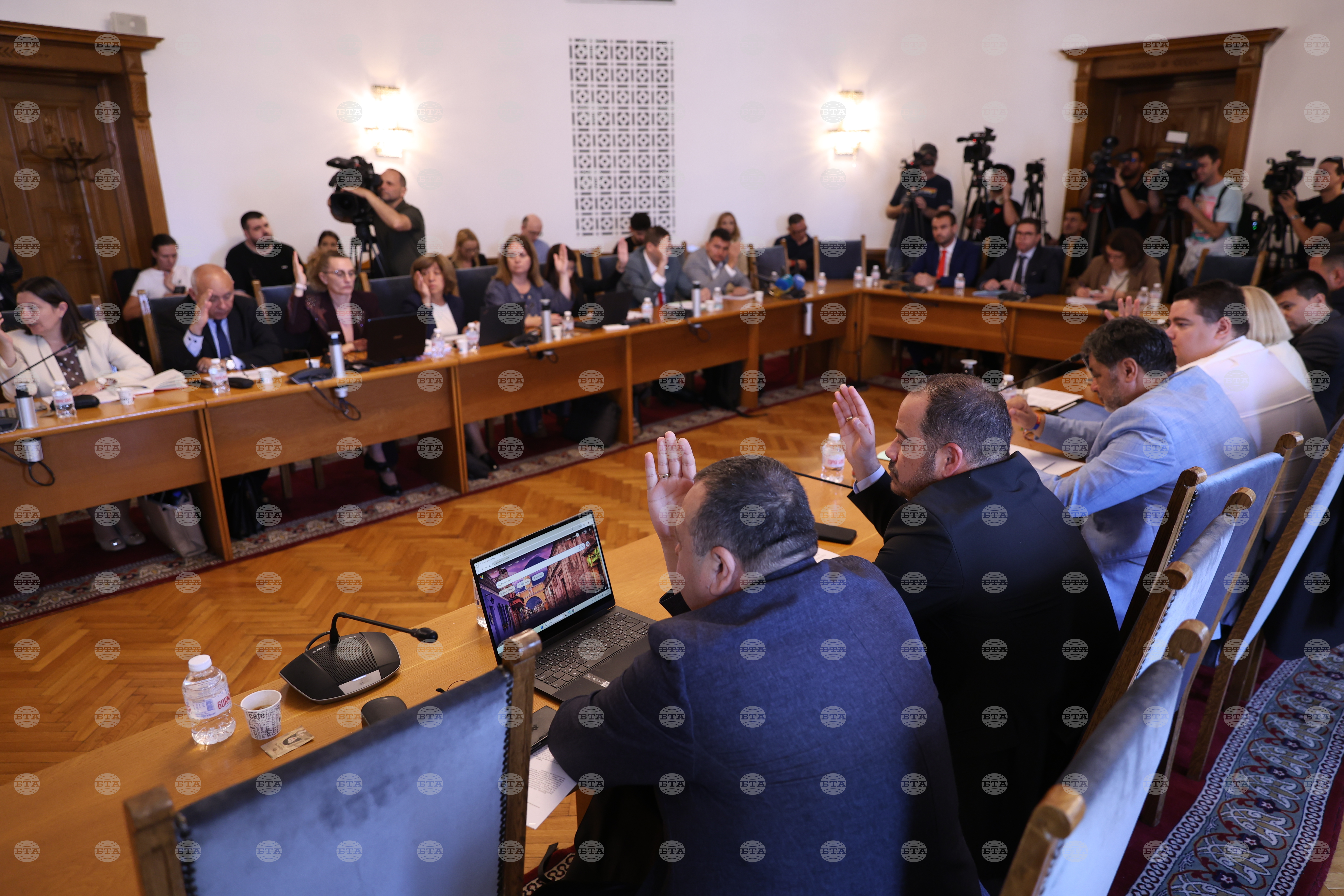 Да отпадне ограничението за до 20 секции, извън дипломатическите и консулските представителства на България, в държавите, които не са членки на ЕС, одобри правната комисия