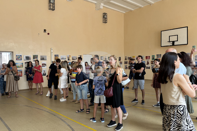 Изложбата „Таланти без граница“ е празник на детското творчество, посочва в поздравителен адрес директорът на училище „Найден Геров“ в Бургас