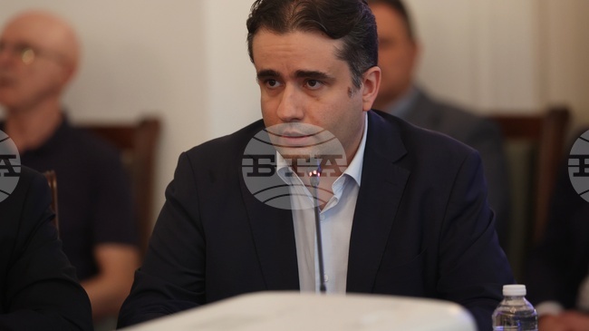 Yes, Bulgaria's Bozhanov Meets with IT Sector Representatives to Discuss Operations of Information Services AD