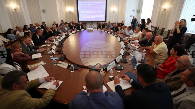 Пътната инфраструктура и състоянието на мантинелите обсъдиха представители на властта и на различни организации на кръгла маса в парламента