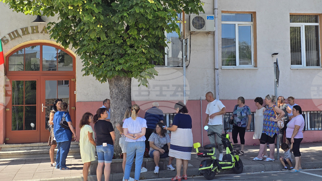 Жители на Кула излязоха на протест пред общинската сграда заради проблемите с водоснабдяването